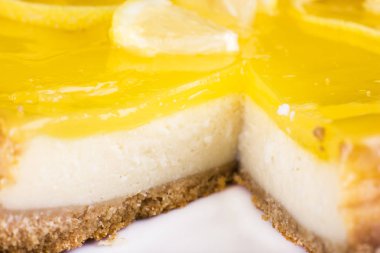 Limonlu cheesecake bir limon kabuğu ile dekore edilmiş kapatmak. Seçici odak