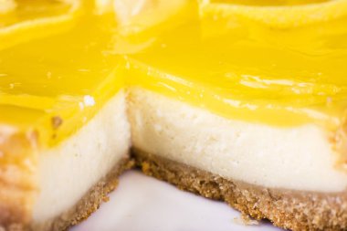 Limonlu cheesecake bir limon kabuğu ile dekore edilmiş kapatmak. Seçici odak