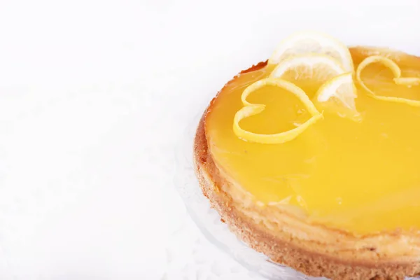 柠檬芝士蛋糕在白色背景装饰与柠檬皮特写 — 图库照片