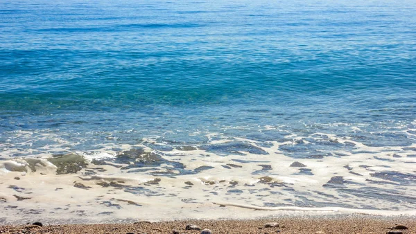 Paysage méditerranéen à Antalya, Turquie. Mer bleue, vagues et plage de sable de galets — Photo