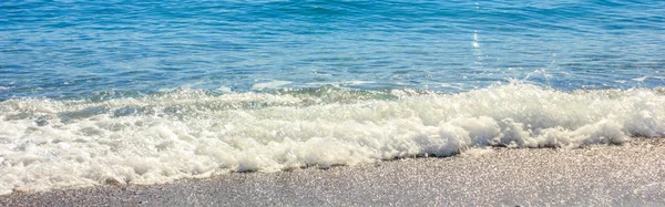 터키 안탈 리아에서 지중해 풍경입니다. 푸른 바다, 파도, 조약돌 모래 해변 — 스톡 사진