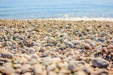 Antalya 'da Akdeniz manzarası, Türkiye. Mavi deniz, dalgalar ve çakıl kumlu plaj