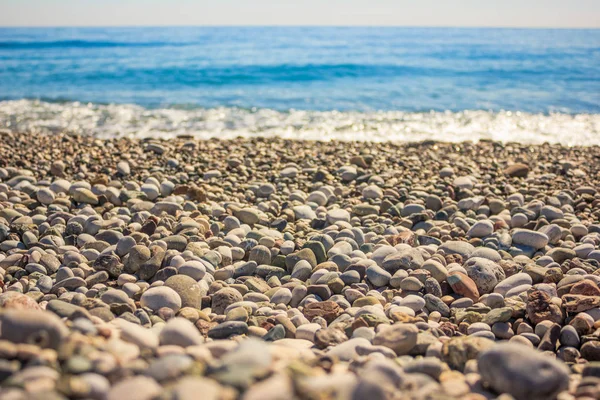 Peisaj mediteranean în Antalya, Turcia. Marea albastră, valuri și plajă cu nisip cu pietricele — Fotografie, imagine de stoc