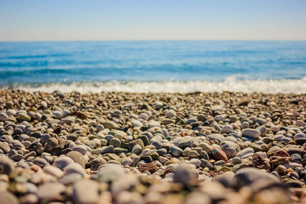 Peisaj mediteranean în Antalya, Turcia. Marea albastră, valuri și plajă cu nisip cu pietricele — Fotografie, imagine de stoc