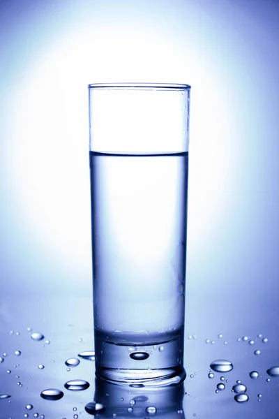 エコロジーコンセプト。グラスにピュアな湧き水。青にドロップ — ストック写真