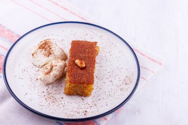 Geleneksel Türk tatlı - sambali, sambaba veya krema ve tarçın tozu ile Şam