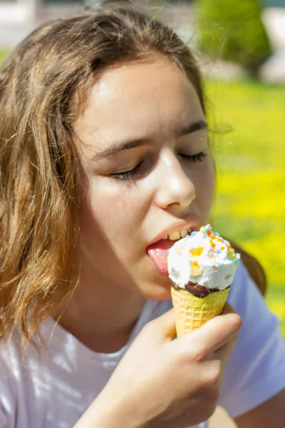 Yaz aylarında bir waffle koni içinde dondurma yeme güzel genç kız. Seçici odak