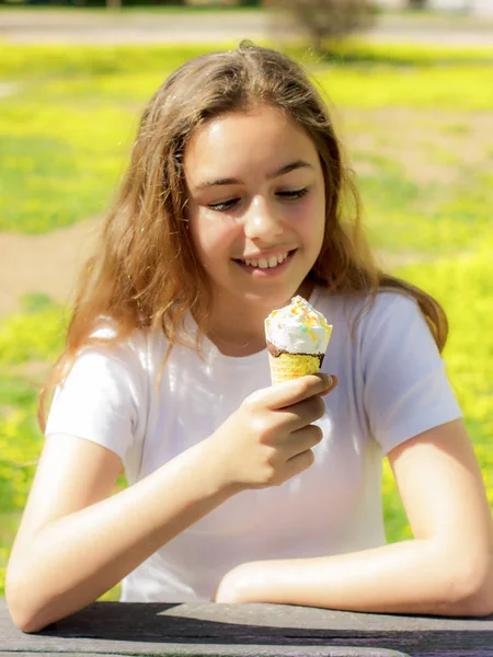 Vacker tonåring flicka som äter glass i en våffla kon på sommaren. Selektivt fokus — Stockfoto