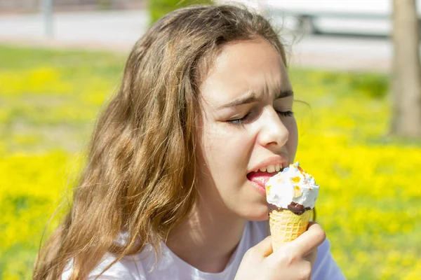 Yaz aylarında bir waffle koni içinde dondurma yeme güzel genç kız. Seçici odak