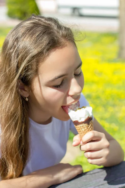 Vacker tonåring flicka som äter glass i en våffla kon på sommaren. Selektivt fokus — Stockfoto