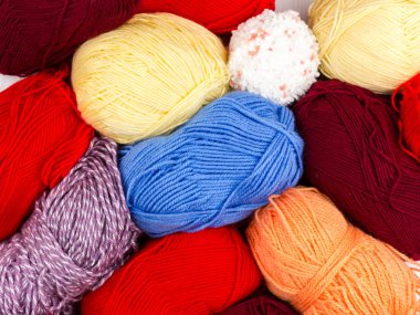 Beyaz arka planda çok renkli pastel örgü ve beyaz arka plan üzerine örme iğnelerinin düzce