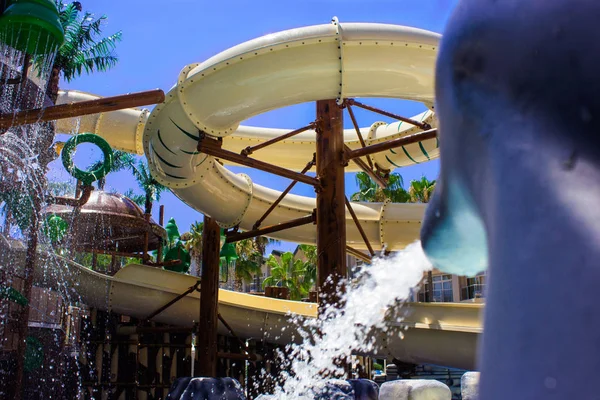 Toboganes en el parque acuático del hotel — Foto de Stock