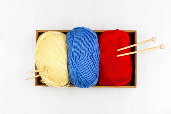 Flatlay aus bunten Pastellstrickknäueln aus Garn und Stricknadeln auf weißem Hintergrund — Stockfoto