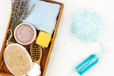 Lavanta özü ile doğal bitkisel spa kozmetik - sabun, tuz, havlu, masaj fırçası, bez