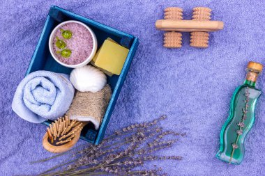 Lavanta özü ile doğal bitkisel spa kozmetik - sabun, tuz, havlu, masaj fırçası, bez