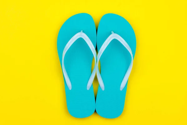 黄色背景上的薄荷游泳拖鞋 — 图库照片