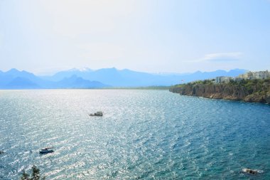 Antalya'da Akdeniz manzarası. Dağların, denizin, yatların ve şehrin manzarası