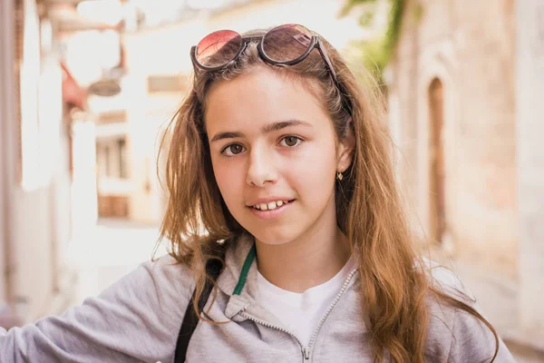 Young beautiful girl walks along the stone street of the old city of Antalya — Stockfoto