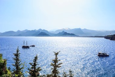Antalya'da Akdeniz manzarası. Dağların, denizin, yatların ve şehrin manzarası