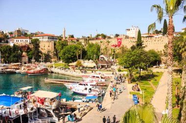 Antalya'da Akdeniz manzarası. Dağların, denizin, yatların ve şehrin manzarası - Antalya, Türkiye, 04.23.2019