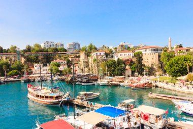 Antalya'da Akdeniz manzarası. Dağların, denizin, yatların ve şehrin manzarası - Antalya, Türkiye, 04.23.2019