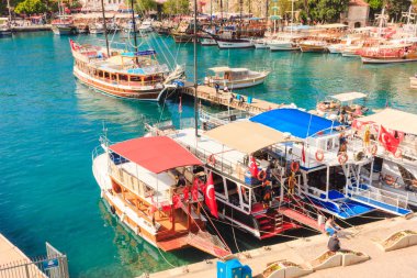 Antalya'da Akdeniz manzarası. Dağların, denizin, yatların ve şehrin manzarası - Antalya, Türkiye, 04.23.2019