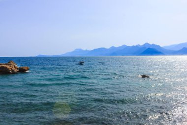 Antalya'da Akdeniz manzarası. Dağların, denizin, yatların ve şehrin manzarası