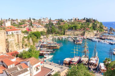Antalya'da Akdeniz manzarası. Dağların, denizin, yatların ve şehrin manzarası - Antalya, Türkiye, 04.23.2019