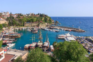 Antalya'da Akdeniz manzarası. Dağların, denizin, yatların ve şehrin manzarası - Antalya, Türkiye, 04.23.2019