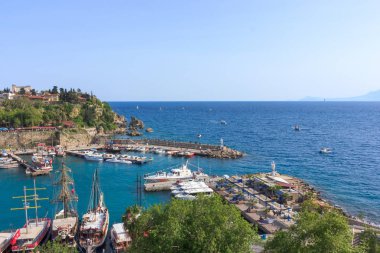 Antalya'da Akdeniz manzarası. Dağların, denizin, yatların ve şehrin manzarası - Antalya, Türkiye, 04.23.2019