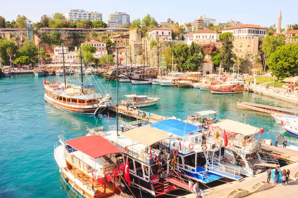 Paisaje mediterráneo en Antalya. Vista de las montañas, el mar, los yates y la ciudad - Antalya, Turquía, 04.23.2019 — Foto de Stock