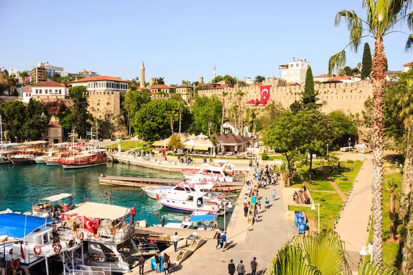 Středomořská krajina v Antalya. Pohled na hory, moře, jachty a město-Antalya, Turecko, 04.23.2019 — Stock fotografie