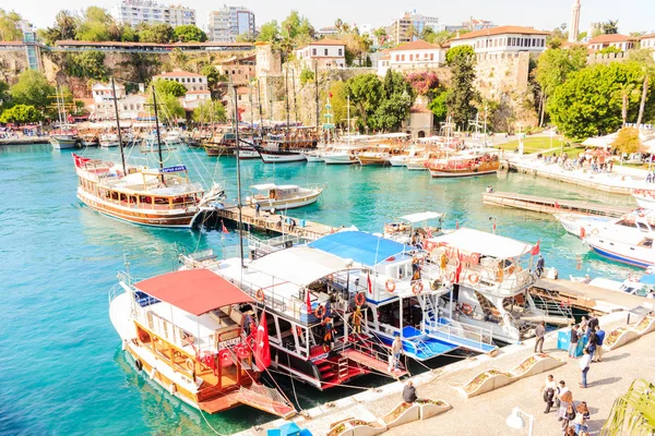 Paysage méditerranéen à Antalya. Vue sur les montagnes, la mer, les yachts et la ville - Antalya, Turquie, 23.04.2019 — Photo