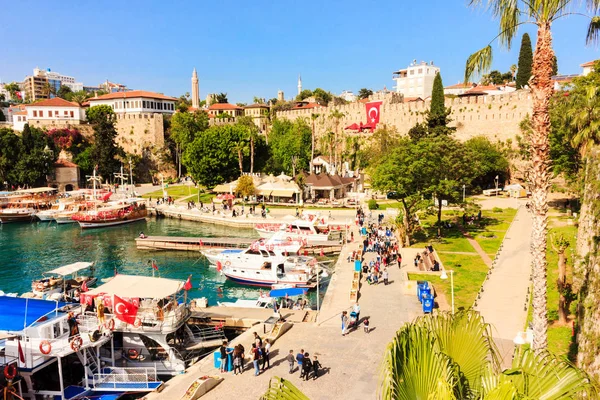 Středomořská krajina v Antalya. Pohled na hory, moře, jachty a město-Antalya, Turecko, 04.23.2019 — Stock fotografie