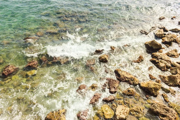 Surfer sur la mer Méditerranée. Pierres humides et vagues — Photo