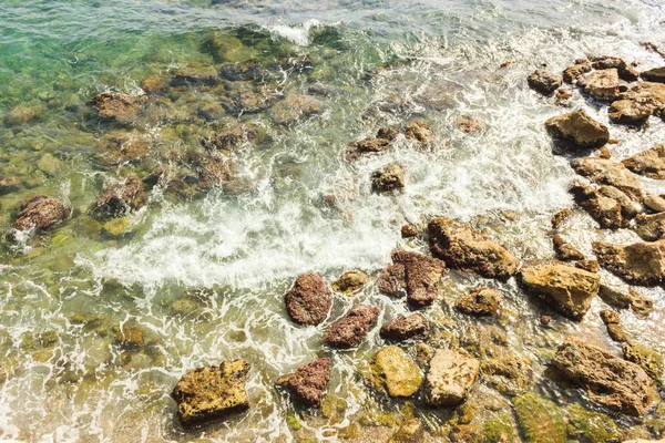 Surf de mare în Marea Mediterană. Pietrele umede și valurile — Fotografie, imagine de stoc