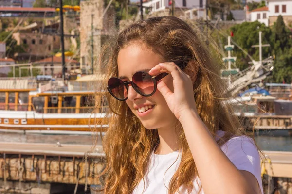 Chica joven con el pelo largo en el muelle en el puerto de yates — Foto de Stock