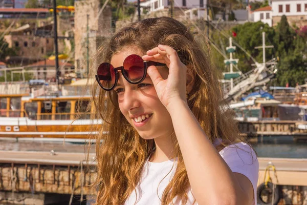 Νεαρό κορίτσι με μακριά μαλλιά στην προβλήτα στο λιμάνι του γιοτ — Φωτογραφία Αρχείου