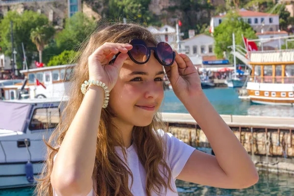 Mladá dívka s dlouhými vlasy na molu v přístavu jachty — Stock fotografie