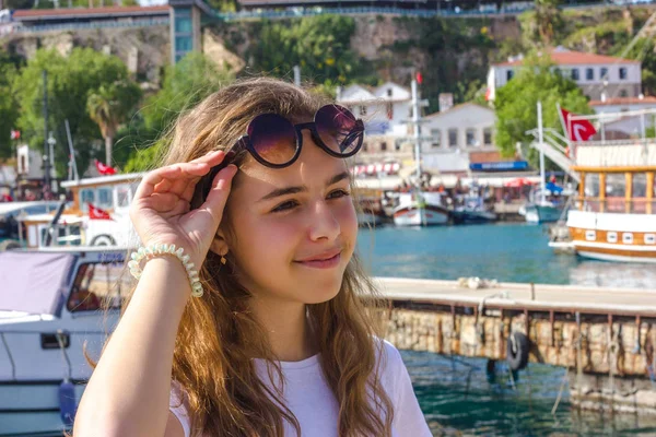 Mladá dívka s dlouhými vlasy na molu v přístavu jachty — Stock fotografie
