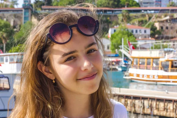 Junges Mädchen mit langen Haaren am Pier im Yachthafen — Stockfoto