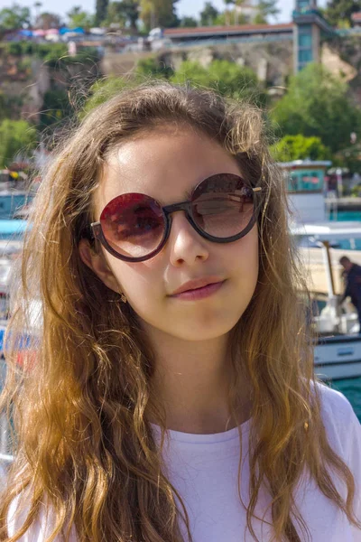 Junges Mädchen mit langen Haaren am Pier im Yachthafen — Stockfoto