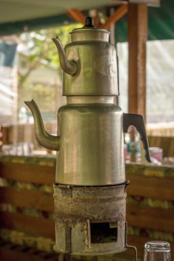 Ulusal bir kahvaltı restoranında geleneksel Türk çifte su ısıtıcısı