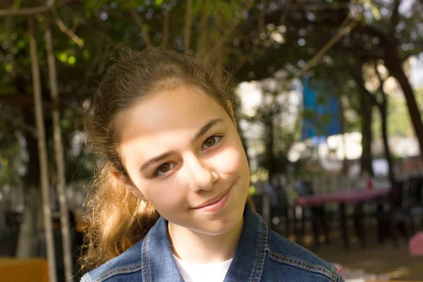 Porträtt av en vacker ung tonåring turkisk flicka närbild — Stockfoto