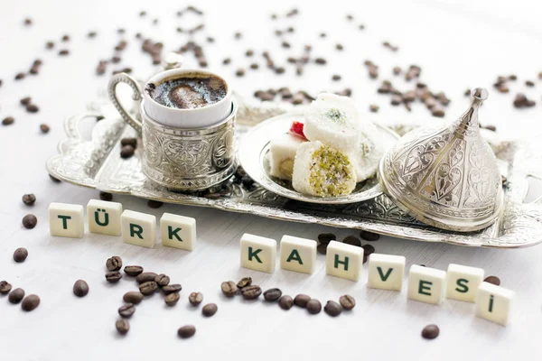 Café turco tradicional e doces em talheres. Lettering - café turco - em língua turca — Fotografia de Stock