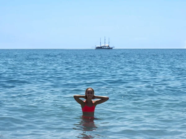 Jong tiener meisje zwemt en plezier hebben in de zee — Stockfoto