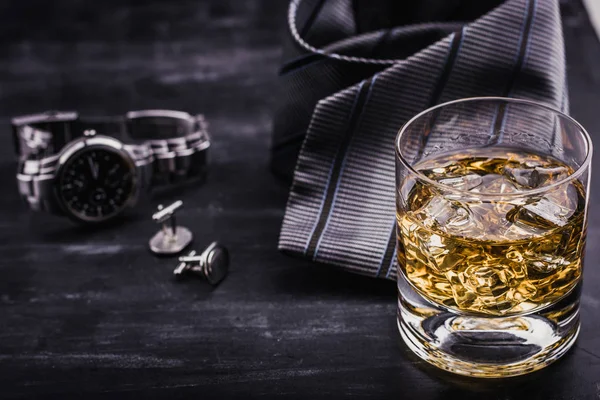 Męskie pojęcie na dzień ojca. Krawat, zegarki, spinki do mankietów i kieliszek whisky z lodem — Zdjęcie stockowe