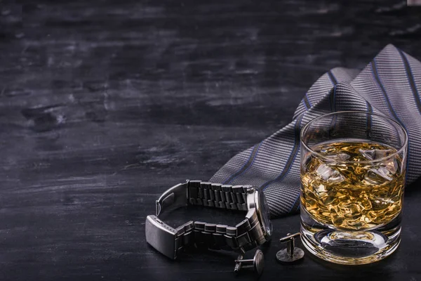 Męskie pojęcie na dzień ojca. Krawat, zegarki, spinki do mankietów i kieliszek whisky z lodem — Zdjęcie stockowe