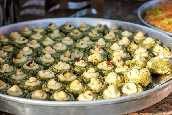 Dulces tradicionales de baklava turca en el buffet abierto en un hotel en Turquía — Foto de Stock