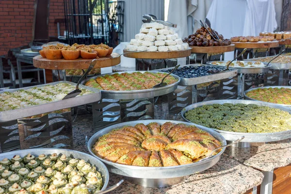 Традиционные турецкие сладости в открытом шведском столе в отеле в Турции — стоковое фото